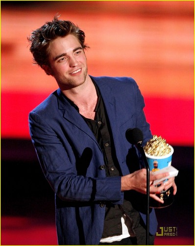  Robert Pattinson at the 엠티비 movie awards