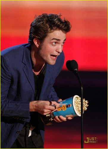  Robert Pattinson at the 音乐电视 movie awards