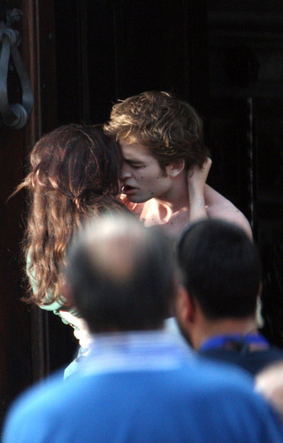  Robert with Kristen on the set of “New Moon” - 27 May