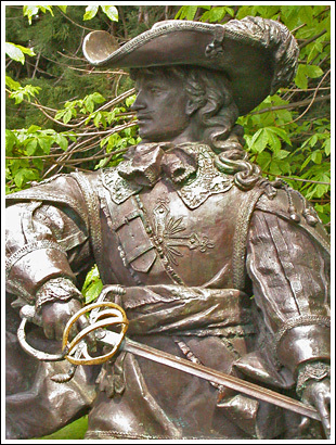  Statue of D'Artagnan