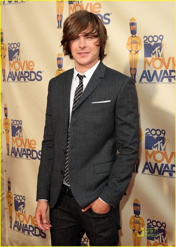  Zac Efron at the MTV movie awards
