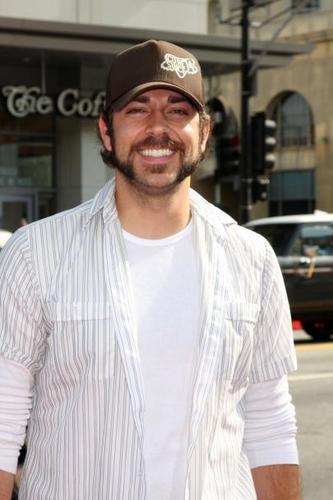  Zachary Levi @ 'The Land Of The Lost' Premiere (May 2009)