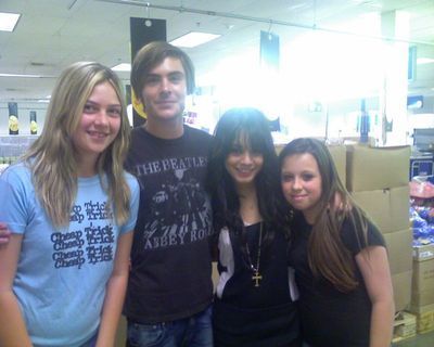  zac efron and Vanessa with fan