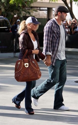  Tony Romo and Jessica Simpson at the Lakers Game