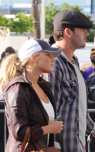  Tony Romo and Jessica Simpson at the Lakers Game