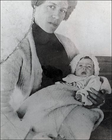  Baby Millvina with mother Georgette
