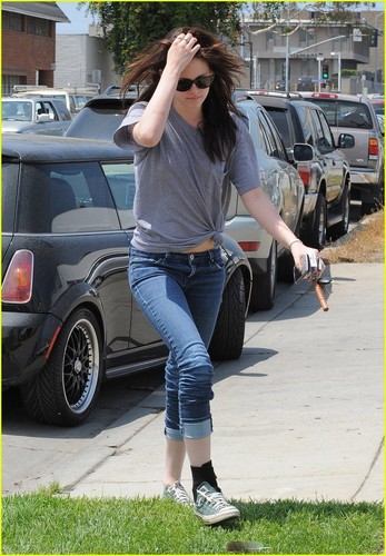  Kristen Stewart dropping door a studio in Santa Monica