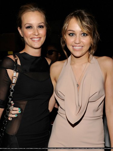  Leighton at 音乐电视 Movie Awards/ Backstage with Miley Cyrusand Lil Wayne