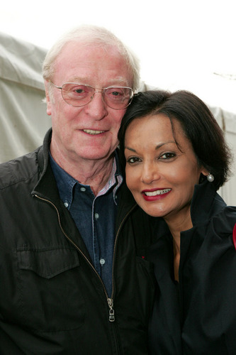  Michael Caine and his wife, Шакира