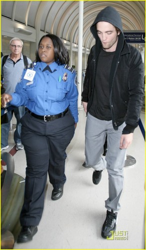  Robert Pattinson Leaving Los Angeles