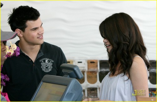  Selena Gomez & Taylor Lautner: Froyo 老友记