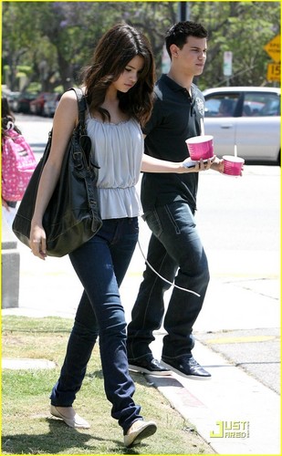  Selena Gomez & Taylor Lautner: Froyo mga kaibigan