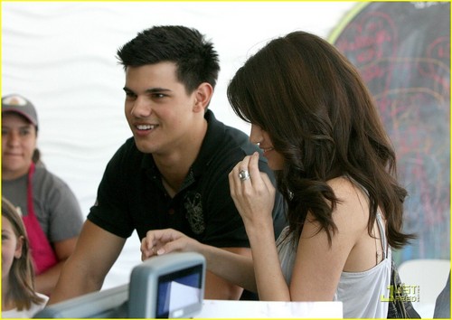  Selena Gomez & Taylor Lautner: Froyo Những người bạn