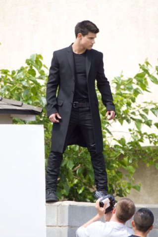  Taylor Lautner at a 照片 shoot in Los Angeles
