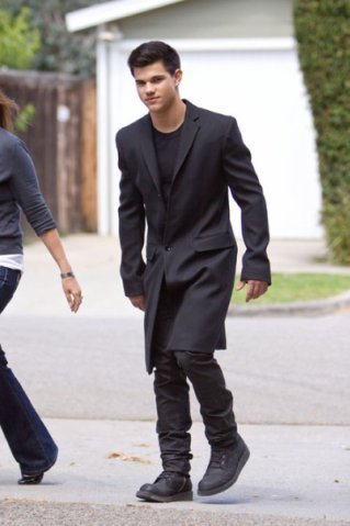  Taylor Lautner at a 照片 shoot in Los Angeles