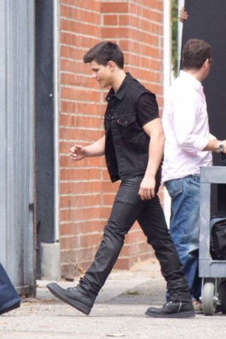  Taylor Lautner at a 사진 shoot in Los Angeles