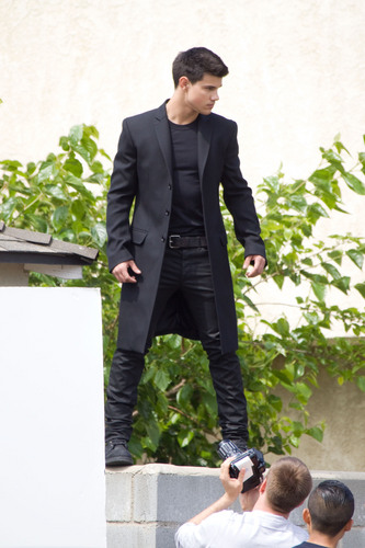 Taylor Lautner at his foto shoot in L.A.