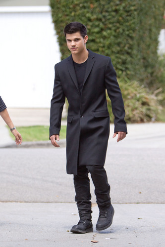  Taylor Lautner at his 写真 shoot in L.A.