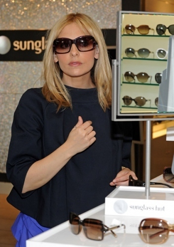 SMG shopping at Sunglass Hut in NY- June 2009