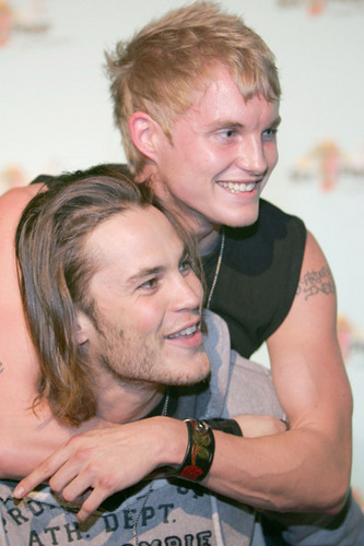  Toby Hemingway and Taylor Kitsch