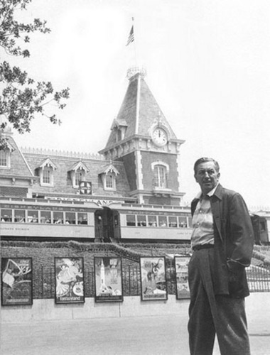  Walt Дисней at Entrance to Disneyland