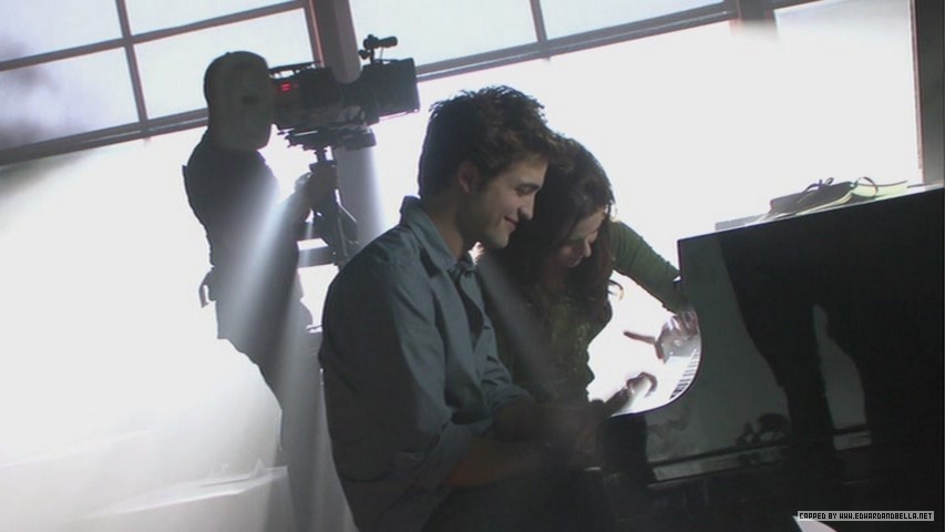 http://images2.fanpop.com/images/photos/6600000/bellan-playing-piano-see-edward-face-XD-twilight-series-6638975-853-480.jpg