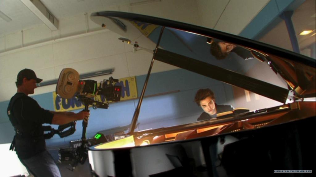 http://images2.fanpop.com/images/photos/6600000/playing-piano-twilight-series-6639127-1024-576.jpg