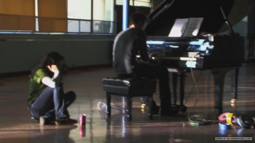 http://images2.fanpop.com/images/photos/6600000/robert-playing-piano-practice-twilight-series-6639012-853-480.jpg