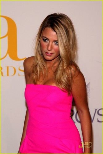 Blake Lively Looks Pretty in kulay-rosas