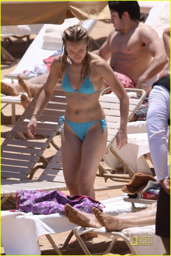  Kristen glocke in Bikini Bliss