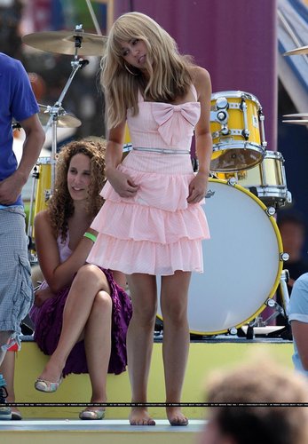  Miley Cyrus on the set of Hannah Montana the movie