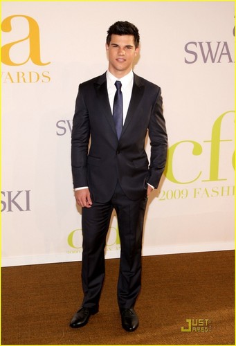  Taylor Lautner at the CFDA Awards
