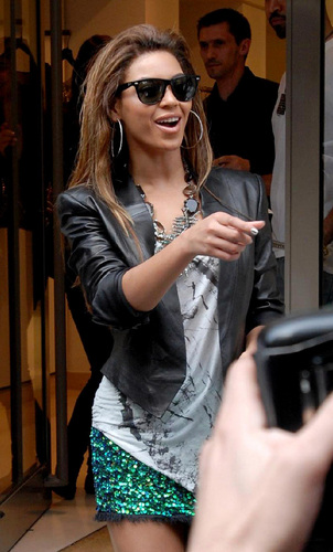  Beyonce shopping in Paris