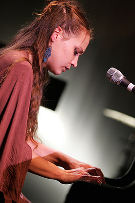  Fiona pomme Performing
