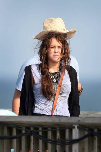  Miley on set "Tha Last Song"