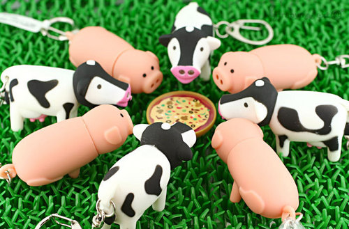  Pig and Cow Keychains Enjoying a пицца