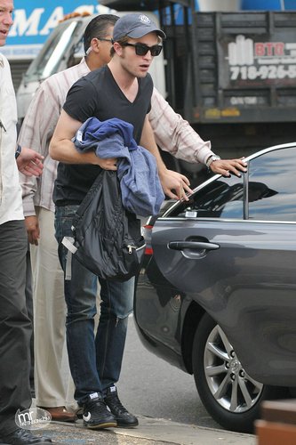  Rob Pattinson in a Plain Black T-Shirt!