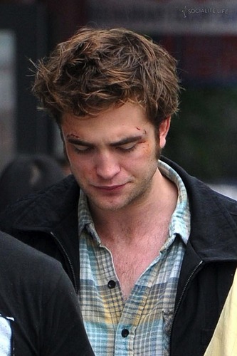  Bloodied Robert Pattinson on New York Set