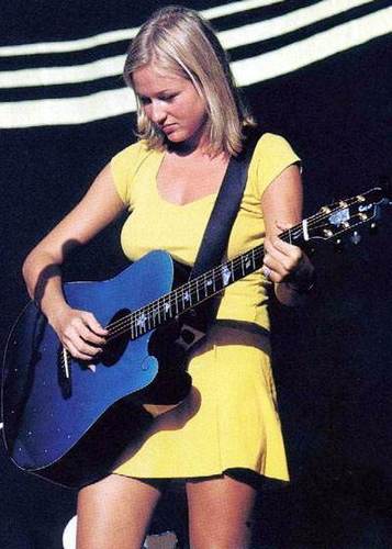  Jewel Playing Her Blue gitarre