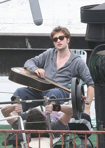  Robert Pattinson Plays 기타 in NYC for Remember Me
