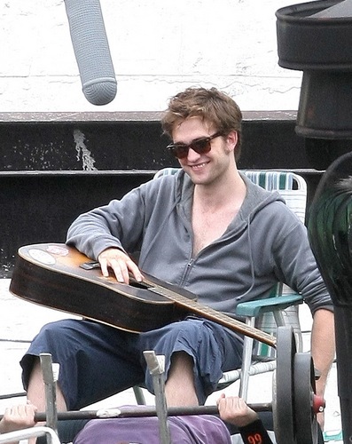  Robert Pattinson Plays gitarre in NYC for Remember Me