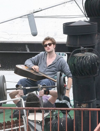  Robert Pattinson Plays gitar in NYC for Remember Me