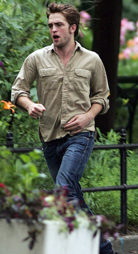  Robert Pattinson on Remember set