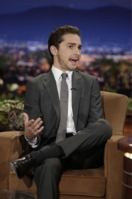  Shia on The Tonight tampil with Conan O’Brien
