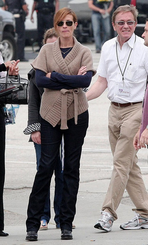 Bradley Cooper And Julia Roberts On The Set 8.8.09