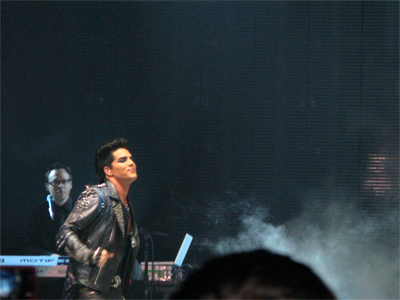  Adam Performing at San Jose concierto