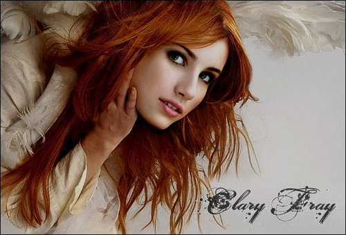  Clary (Emma Roberts)