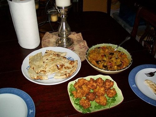  camarón Pakoras and berenjena curry, de curry