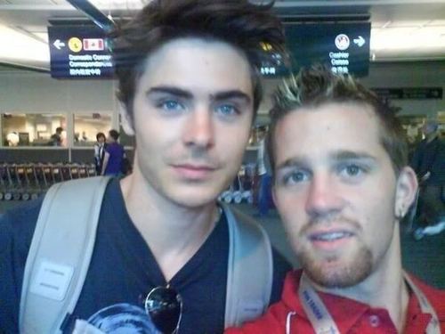  Zac posing with ファン at an airport in Canada