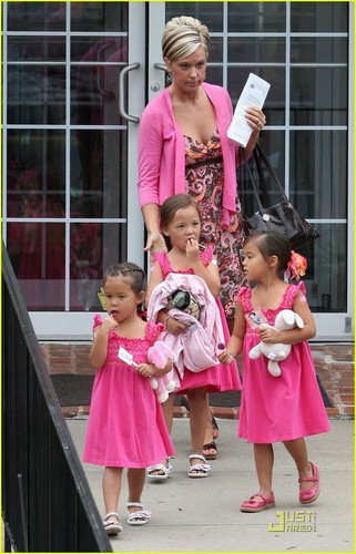  Kate Gosselin & Daughters: Pretty in rosado, rosa